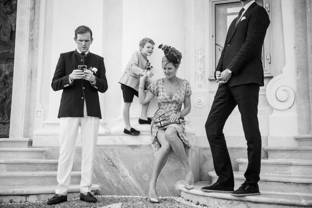 wedding photographer in santa maria ligure genoa invitati fuori dalla chiesa cerimonia