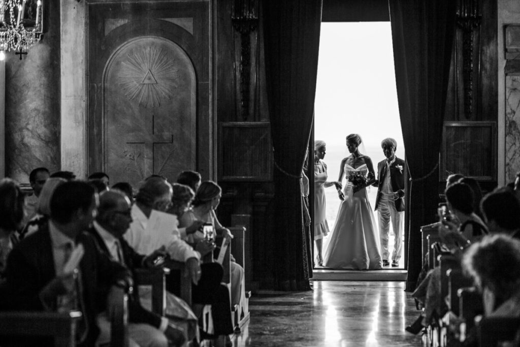 wedding photographer in santa maria ligure genoa chiesa liguria entrata degli sposi bianco e nero