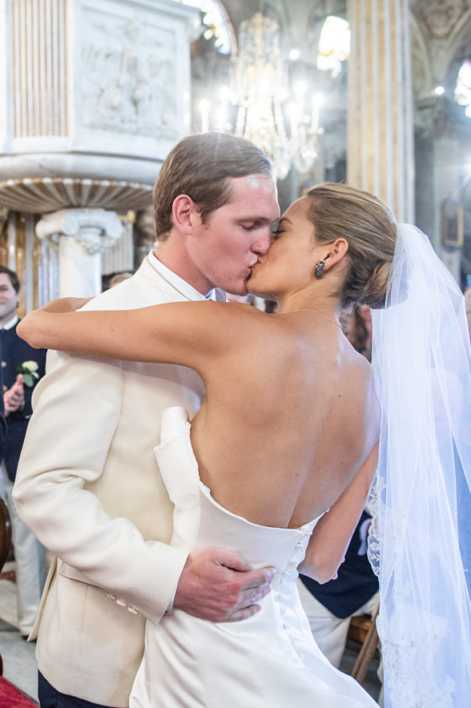 emotional wedding photographer in santa maria ligure genoa bacio in chiesa liguria