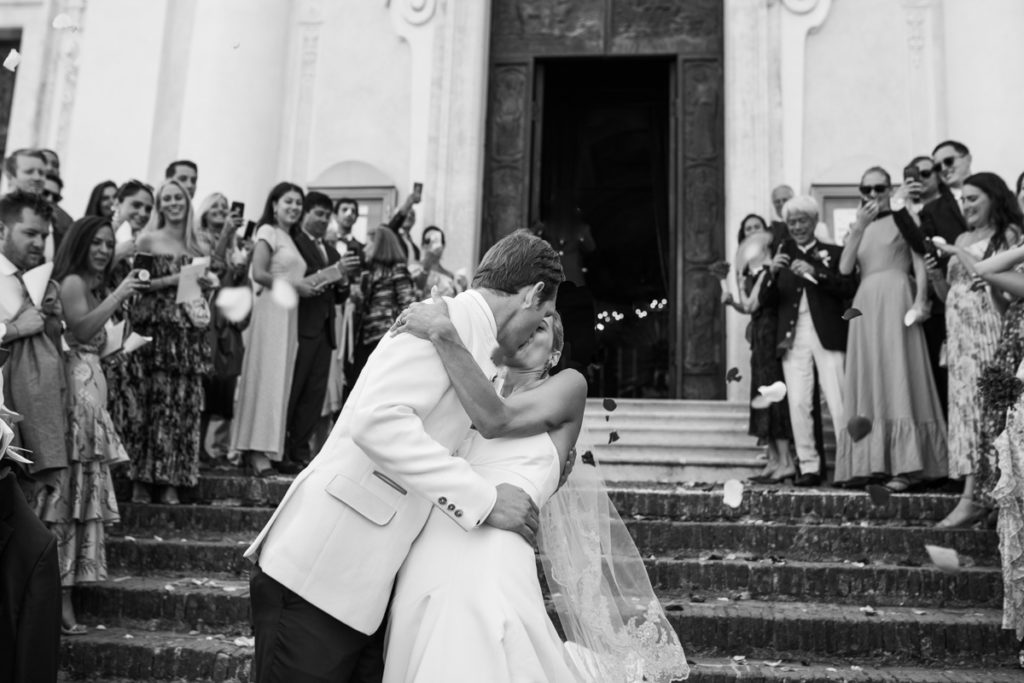 emotional wedding photographer in santa maria ligure genoa bacio fuori dalla chiesa