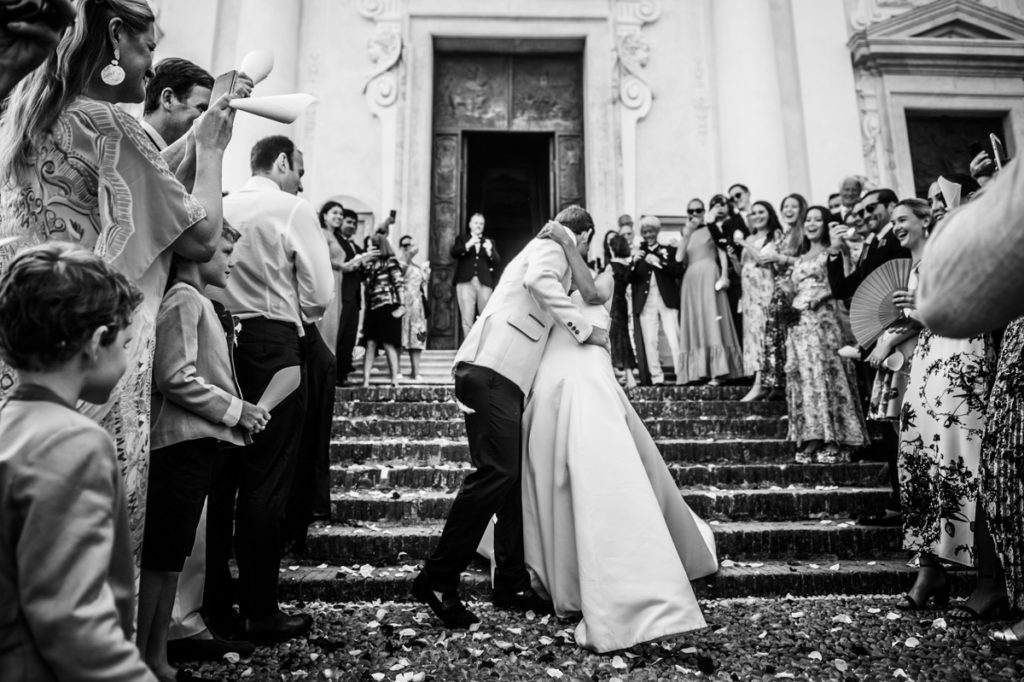 festeggiamenti fuori dalla chiesa wedding photographer in santa maria ligure genoa