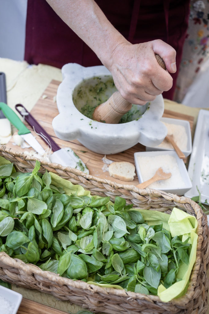 pesto alla genovese basilico preparazione wedding photographer in santa maria ligure genoa