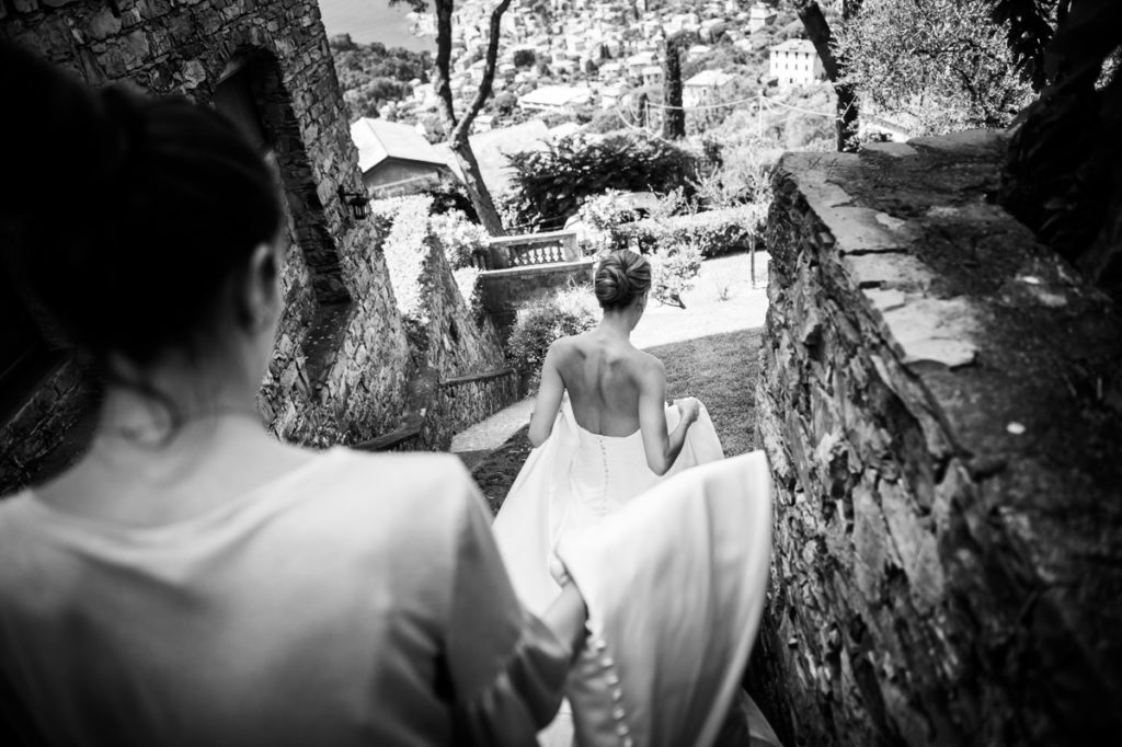 candid wedding photographer in santa maria ligure genoa sposa che scende le scale