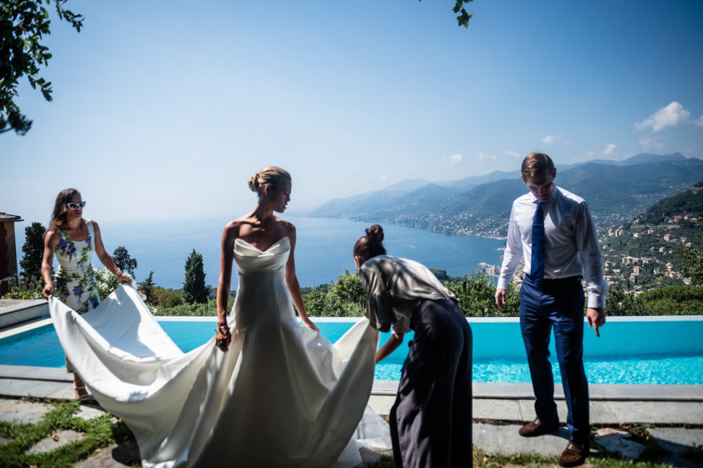 luxury wedding photographer in santa margherita ligure genoa vestito della sposa piscina vista matre