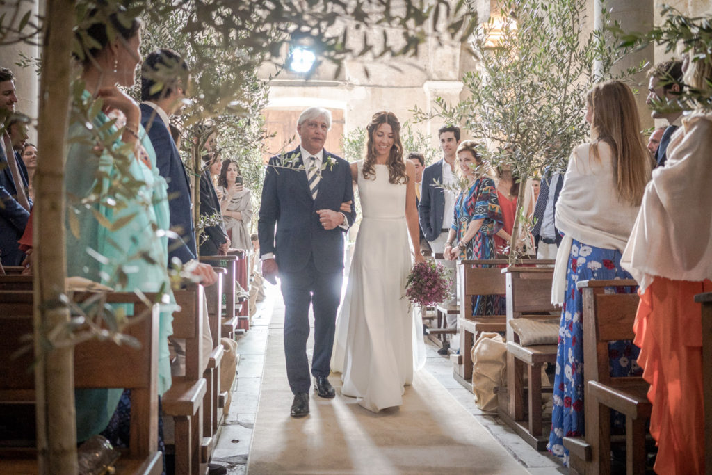 wedding cerimony in pietrasanta padre accompagna la sposa