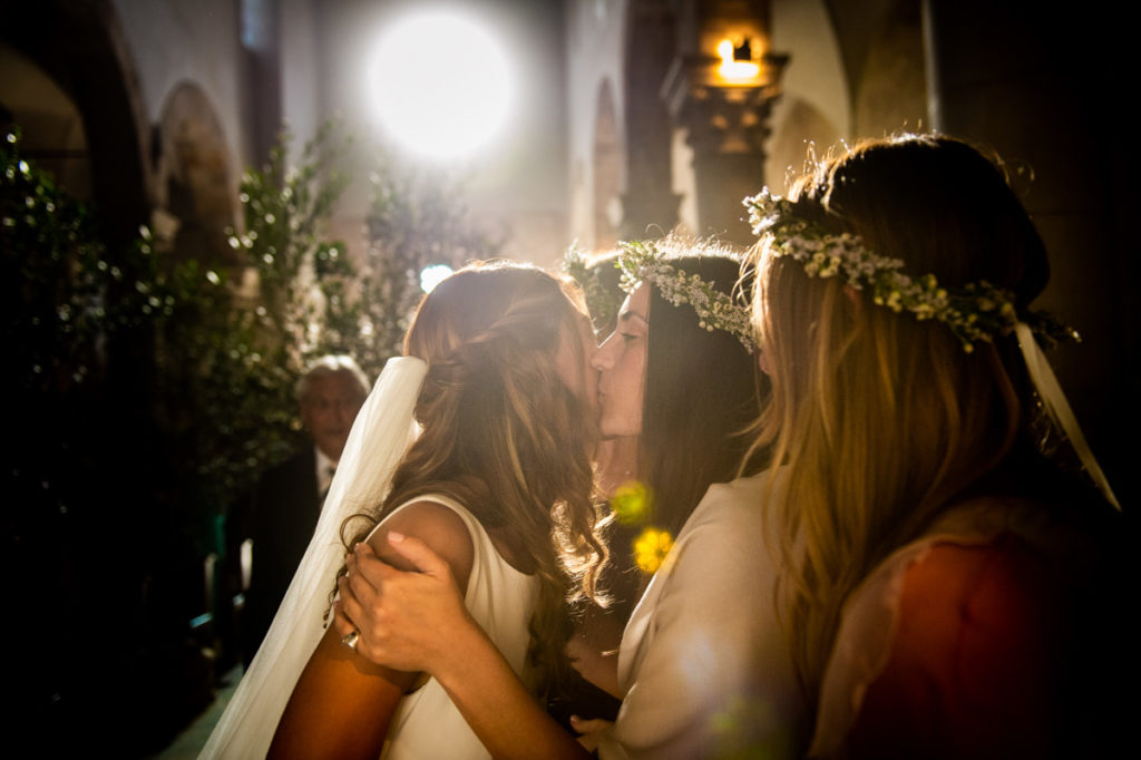 matrimonio pietrasanta versilia bacio alla sposa amiche