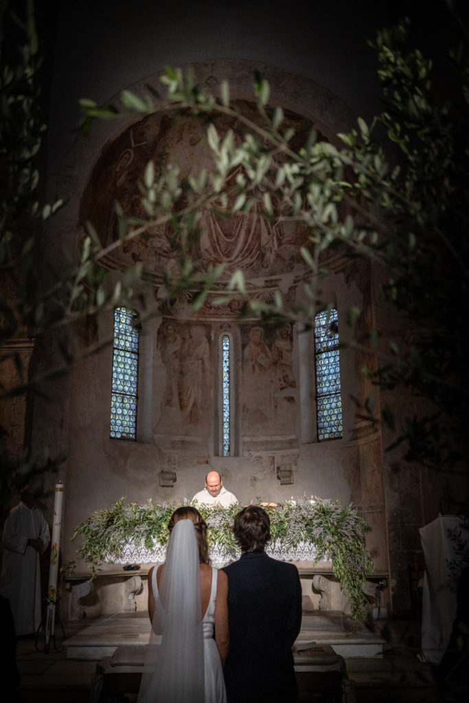 parroco altare matrimonio pietrasanta