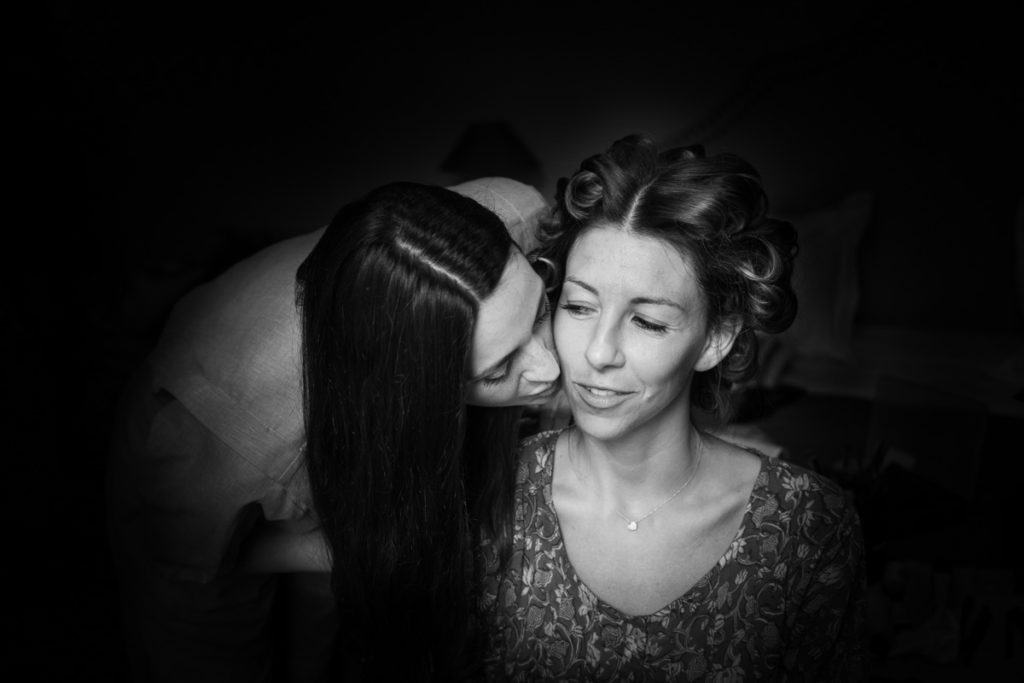 bacio alla sposa in preparazione pietrasanta