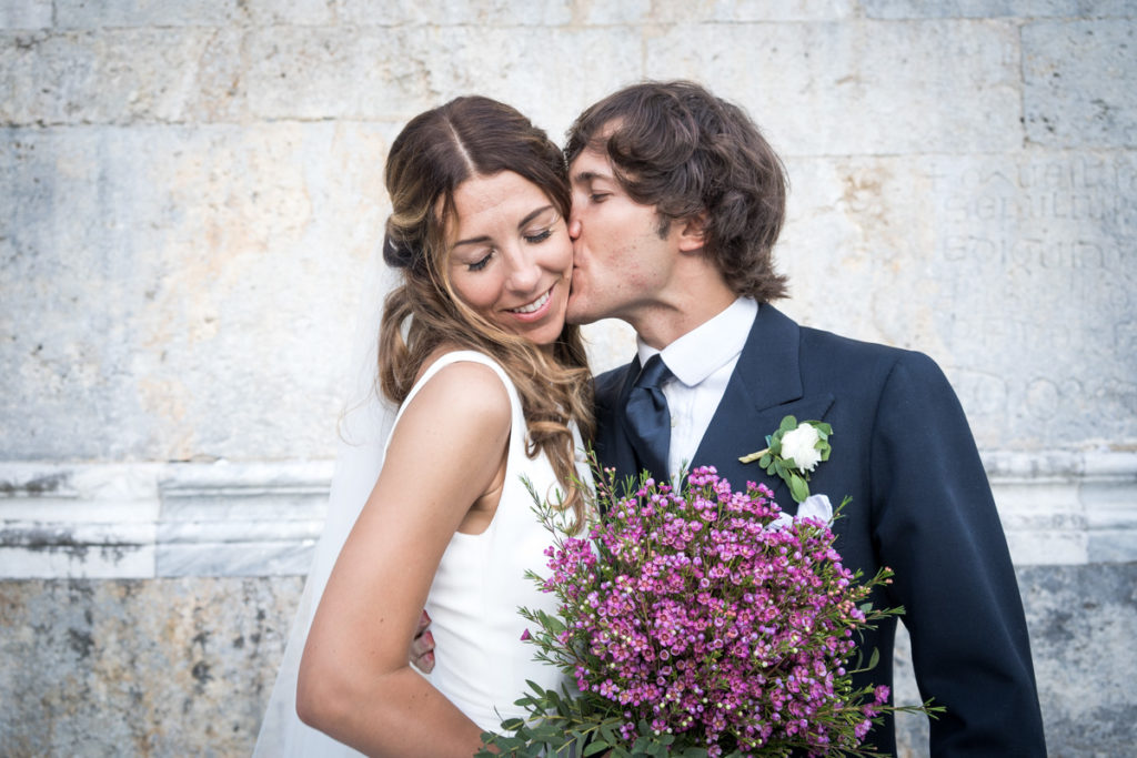 bacio sposi cerimonia matrimonio pietrasanta versilia