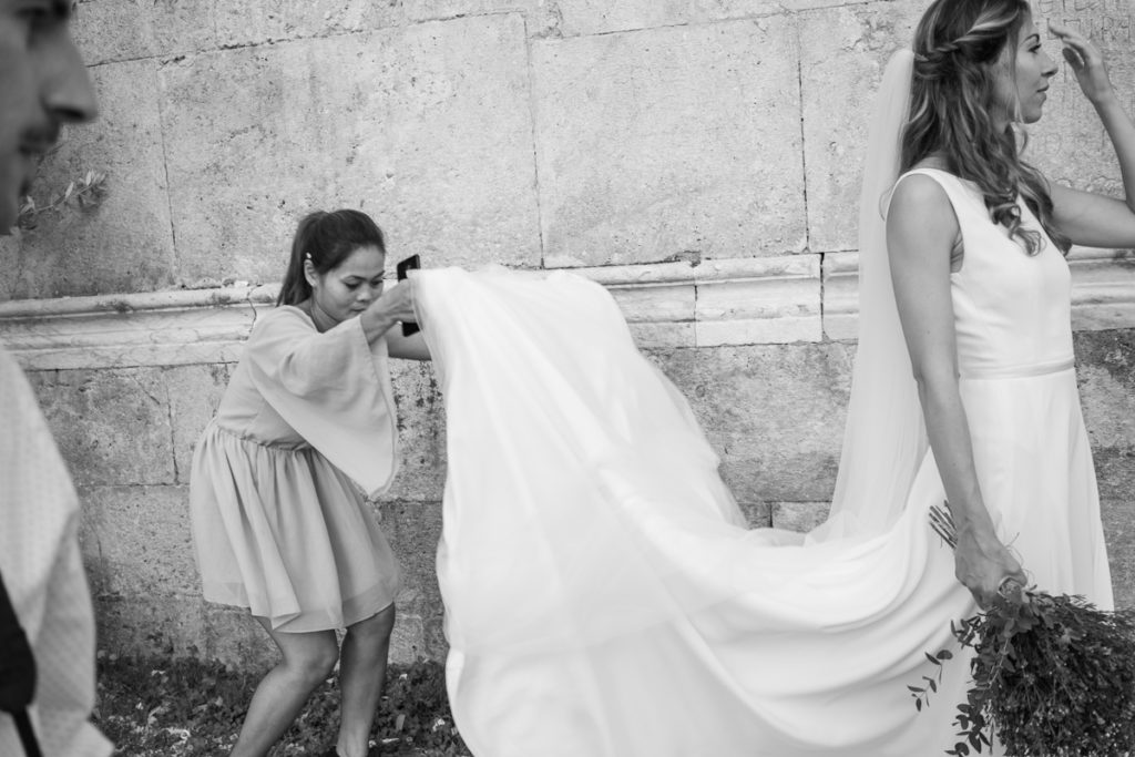 vestito della sposa bianco elegante fuori dalla chiesa pietrasanta