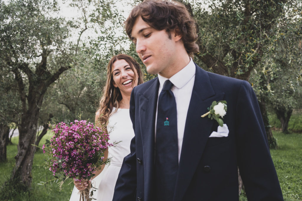 sposo con sposa bouquet tra gli ulivi pietrasanta toscana