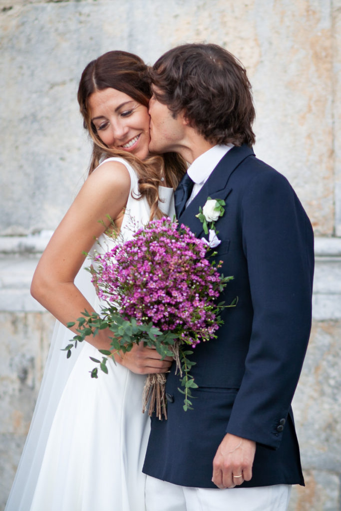 sposi bacio bouquet pietrasanta