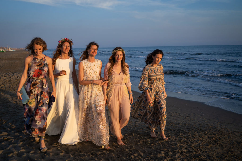 amiche sposa passeggiata sul mare al tramonto forte dei marmi