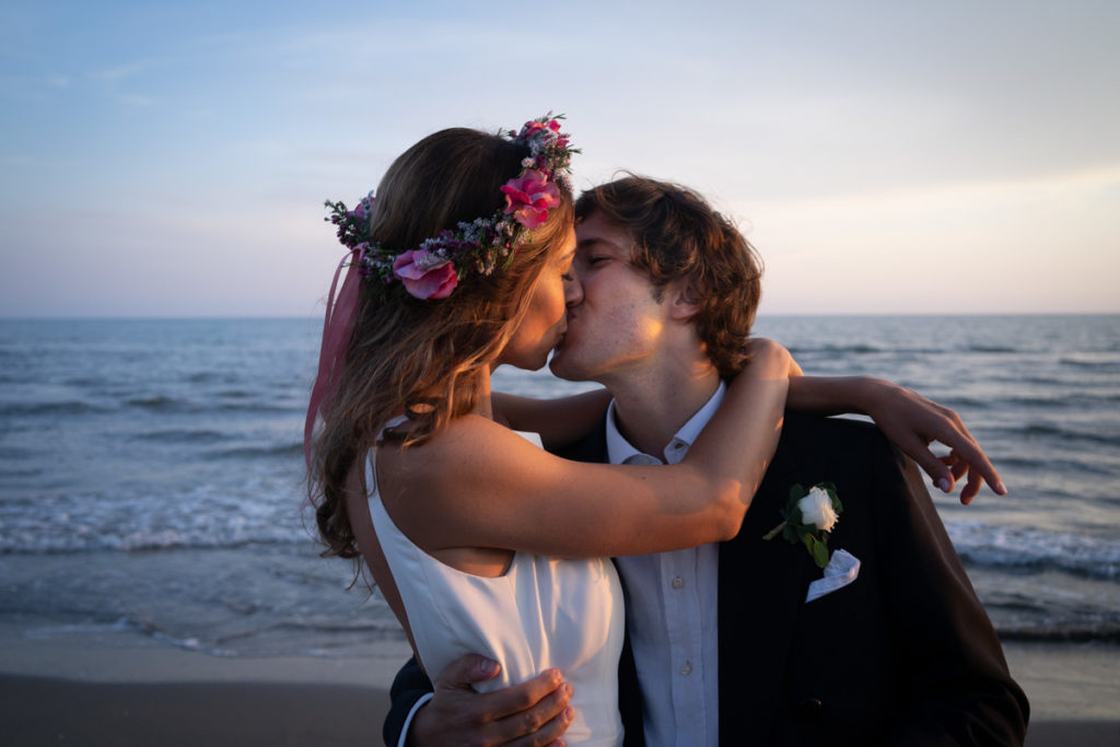 bacio sposi al tramonto mare versilia forte dei marmi