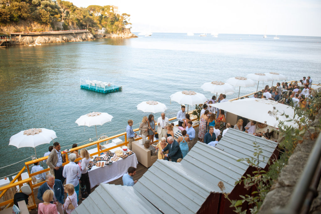 ristorante matrimonio Portofino ricevimento ombrelloni e invitati festa