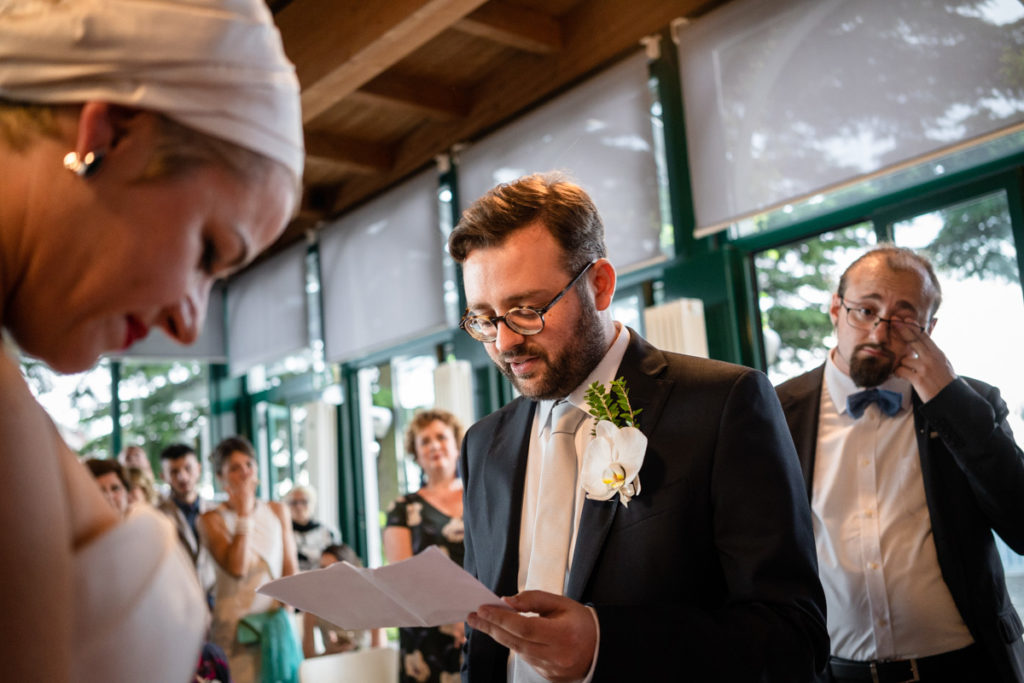 matrimonio lago di como sposo che legge