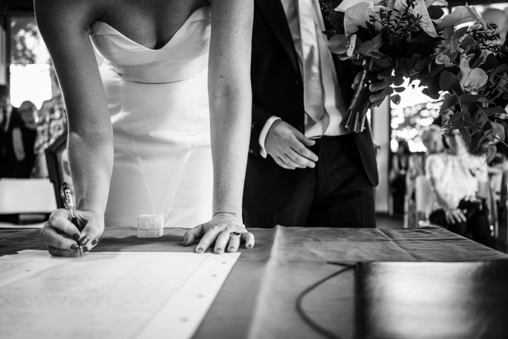 firma sposi con fiori matrimonio lago di como