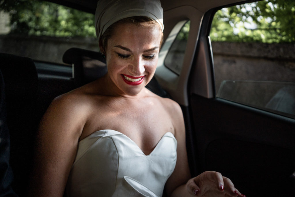 sposa in auto vestito elegante lago di como