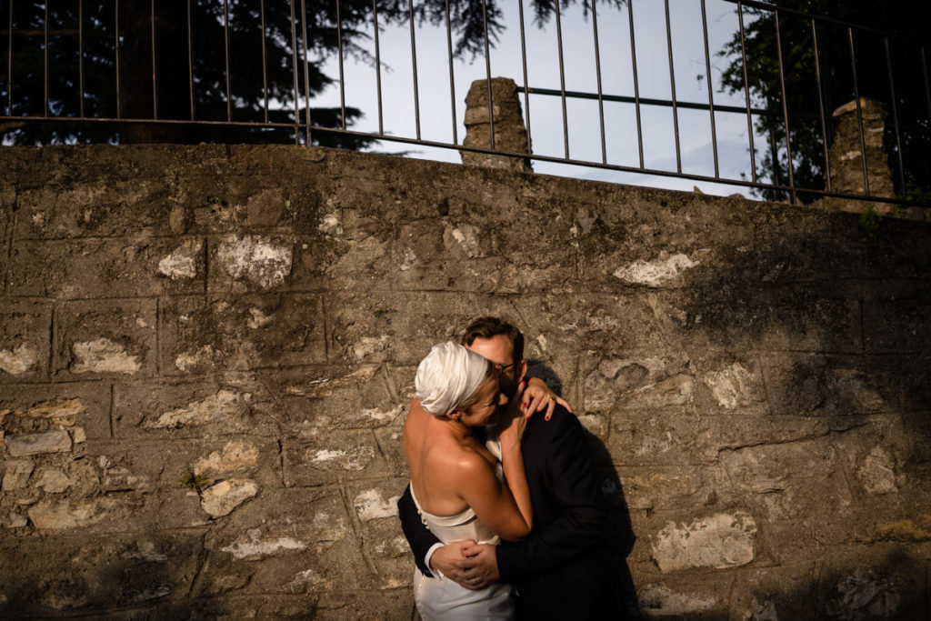 abbraccio sposi matrimonio lago di como