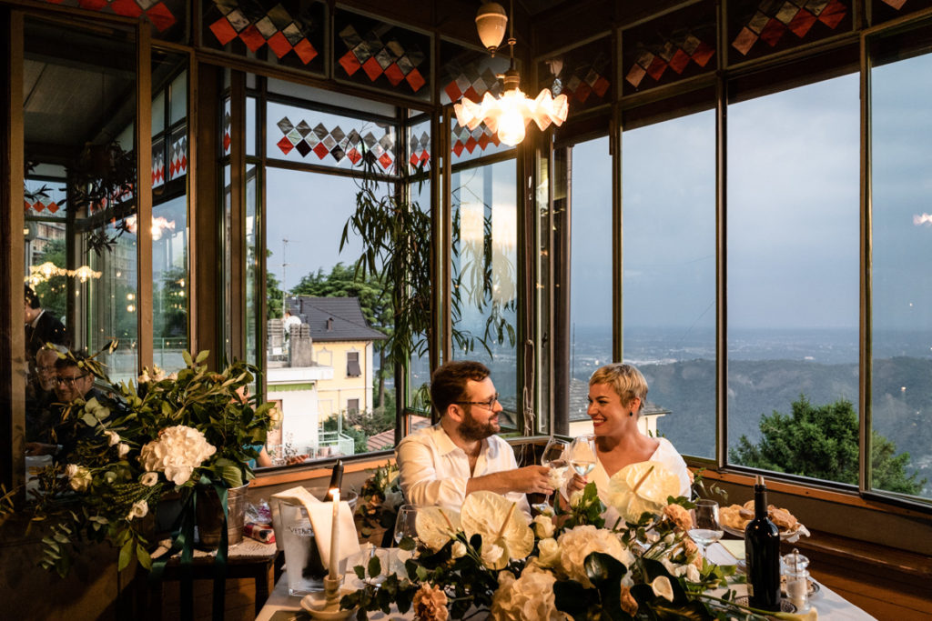 sposi che brindano al matrimonio lago di como