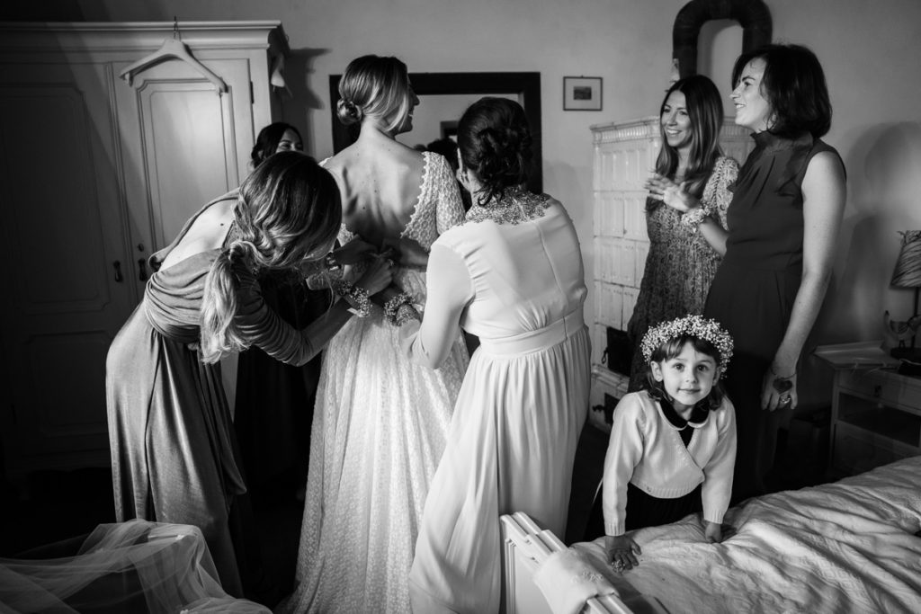 migliore fotografo matrimonio matrimoni Italia Trento bambini lusso elegante vestito sposa Giuliani couture fotografia arte autore reportage spontanea hotel villa amiche damigelle