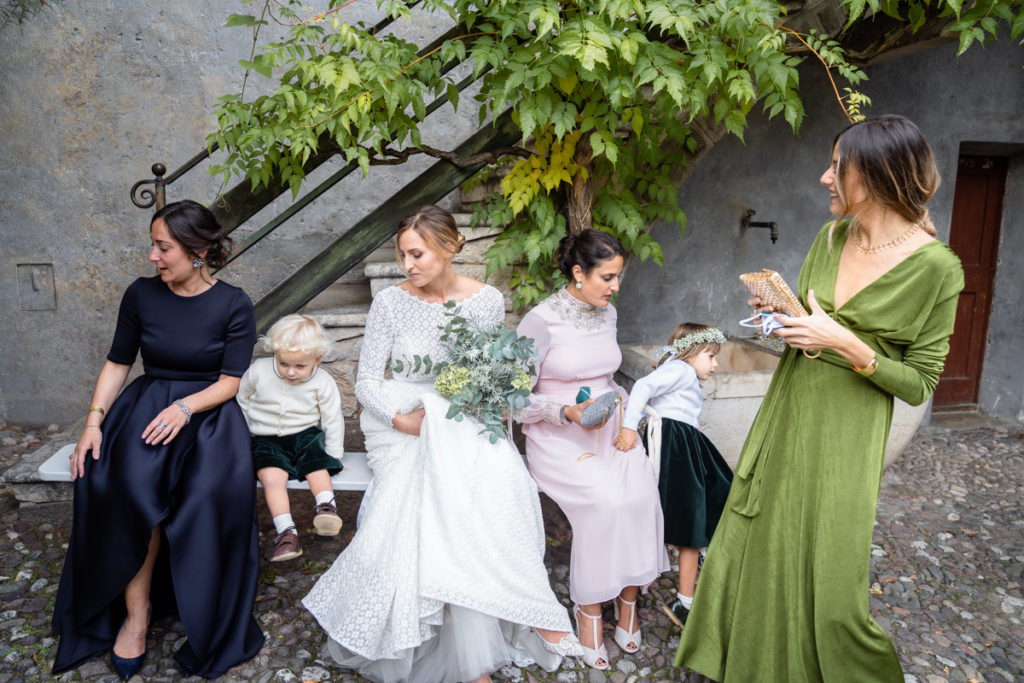 migliore fotografo matrimonio matrimoni Italia Trento bambini lusso elegante vestito sposa Giuliani couture fotografia arte autore top amiche bouquet villa dimora antica cortile damigelle