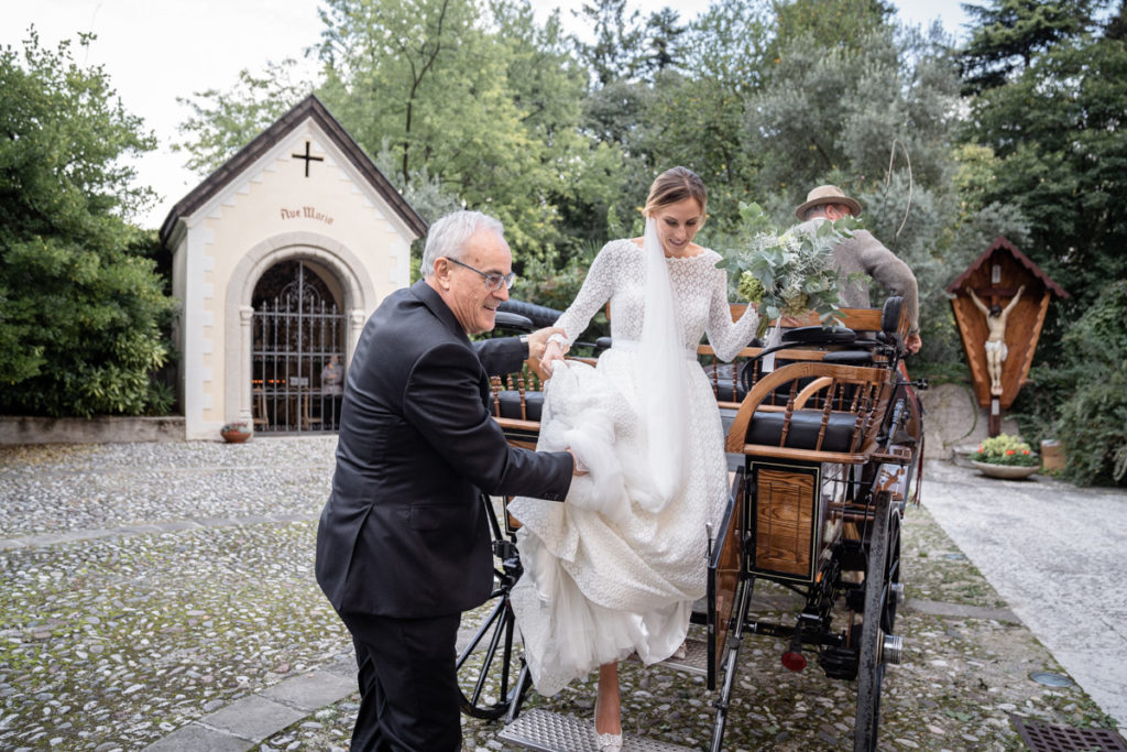 padre cerimonia carrozza Trento Italia fotografo matrimonio bouquet reportage lusso eleganza chiesa tradizionale sposa vestito Giuliani classe 