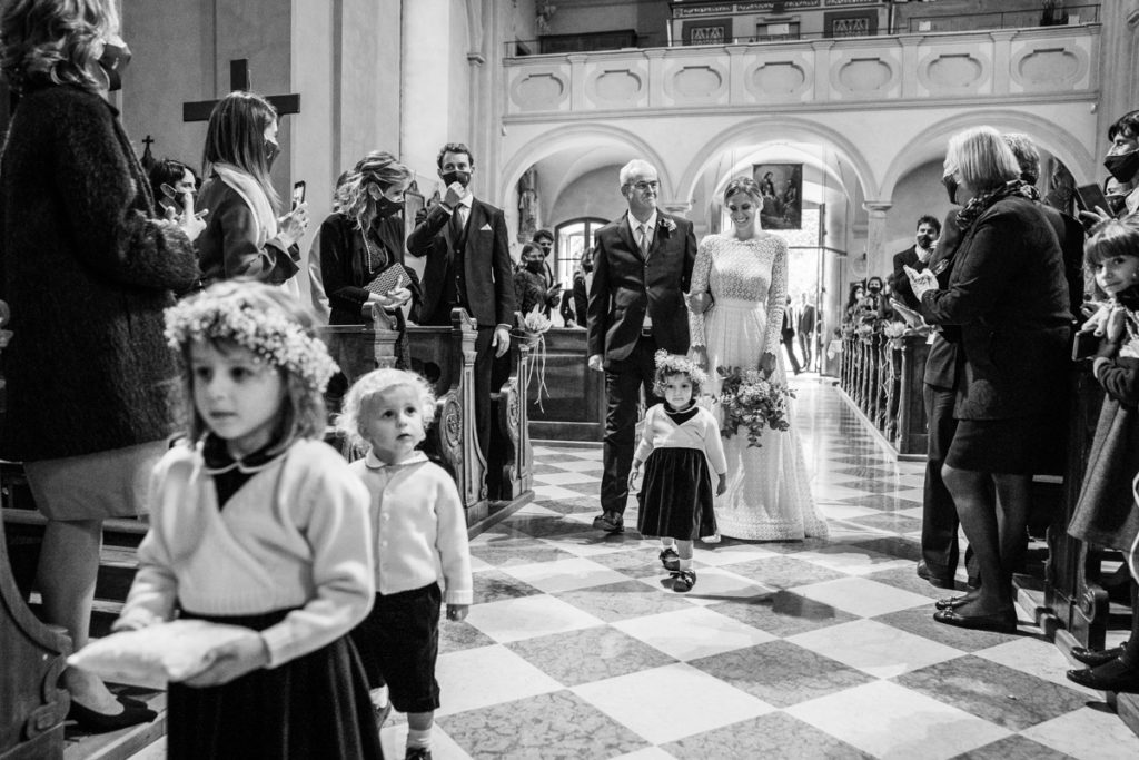 padre cerimonia carrozza Trento Italia fotografo matrimonio bouquet reportage lusso eleganza chiesa tradizionale sposa vestito Giuliani  ingresso 