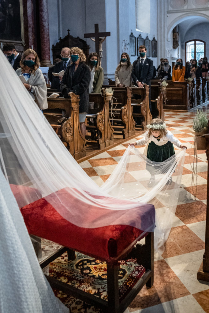 cerimonia  Trento Italia fotografo matrimonio reportage lusso eleganza chiesa tradizionale sposa vestito Giuliani sposa sposo emozioni bambini damigella 