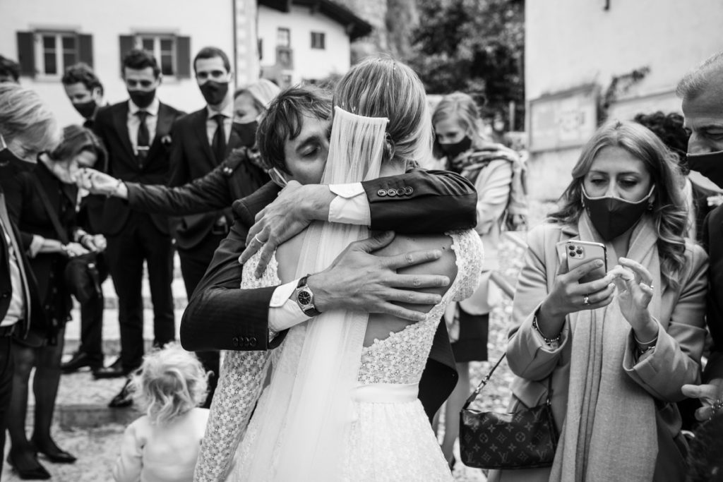 cerimonia  Trento Italia fotografo matrimonio reportage lusso eleganza chiesa tradizionale sposa vestito Giuliani sposa sposo emozioni amici abbracci velo 