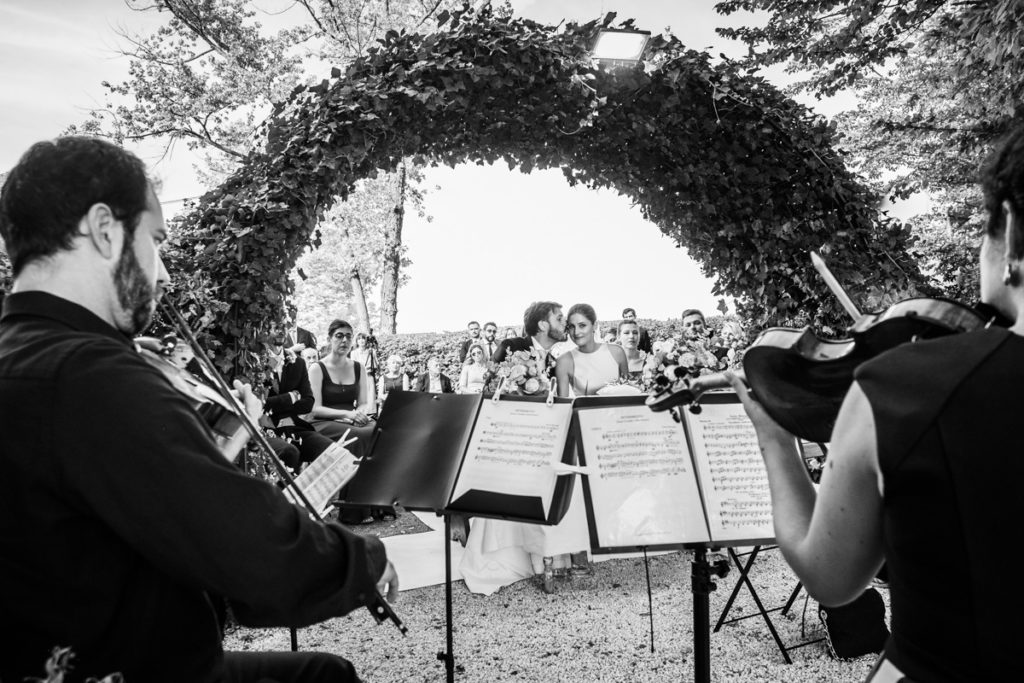 wedding music best photographer events bride top dress Piccini reportage legant location country Italy Piedmont cerimony authorial photography 