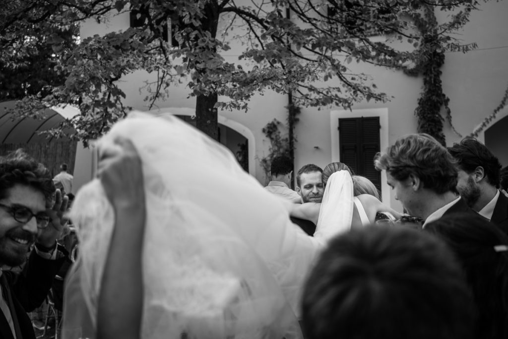 migliore fotografo matrimonio Italia Piemonte Gavi Villa Meirana Broglia vini cerimonia reportage invivtati lusso eleganza campagna abbracci velo sposa fotografia autoriale servizio fotografico