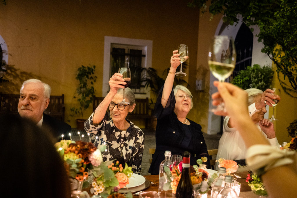 migliore fotografo matrimonio Italia Piemonte Gavi Villa Meirana Broglia vini cerimonia reportage invivtati lusso eleganza campagna abbracci risate festa ricevimento cena sposi brindisi 