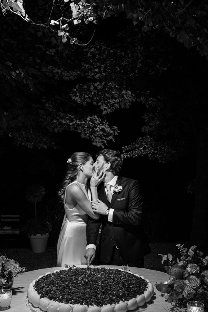 bride wedding top photographer Italy Piedmont emotional pictures moments special day flowers hugs weddings authorial pictures dinner  reportage cake weddings elegant luxury location bw kiss