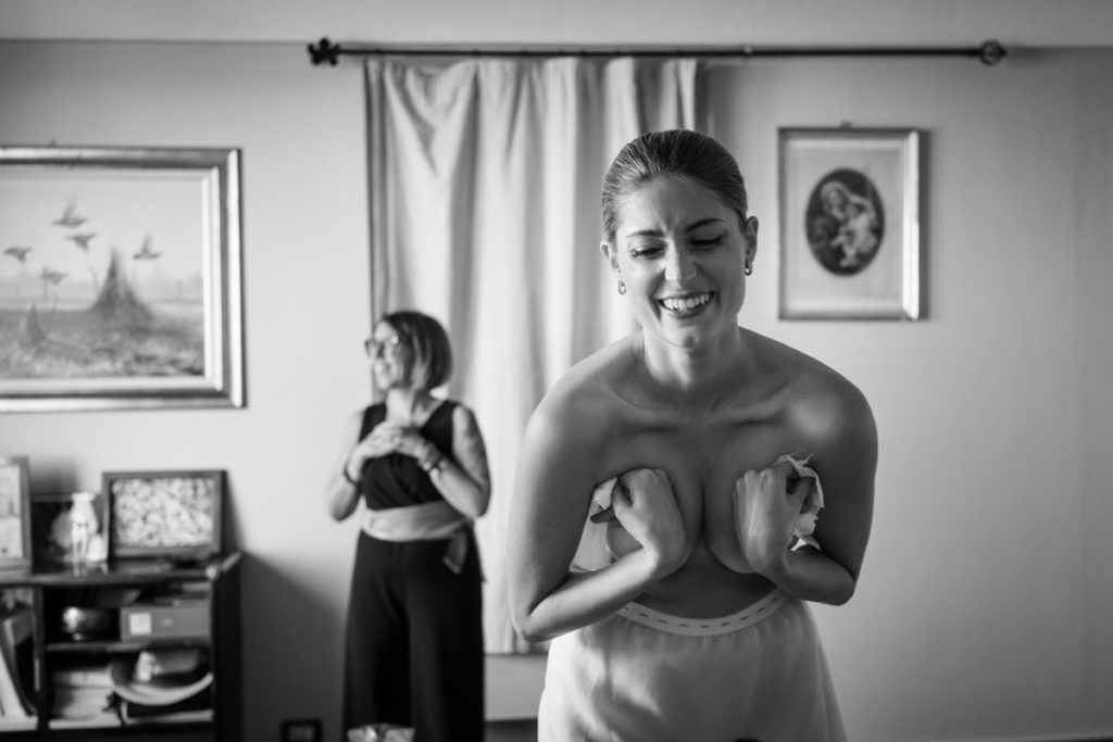 authorial wedding photographer Italy Piedmont bride getting realdy luxury reportage smile emotions