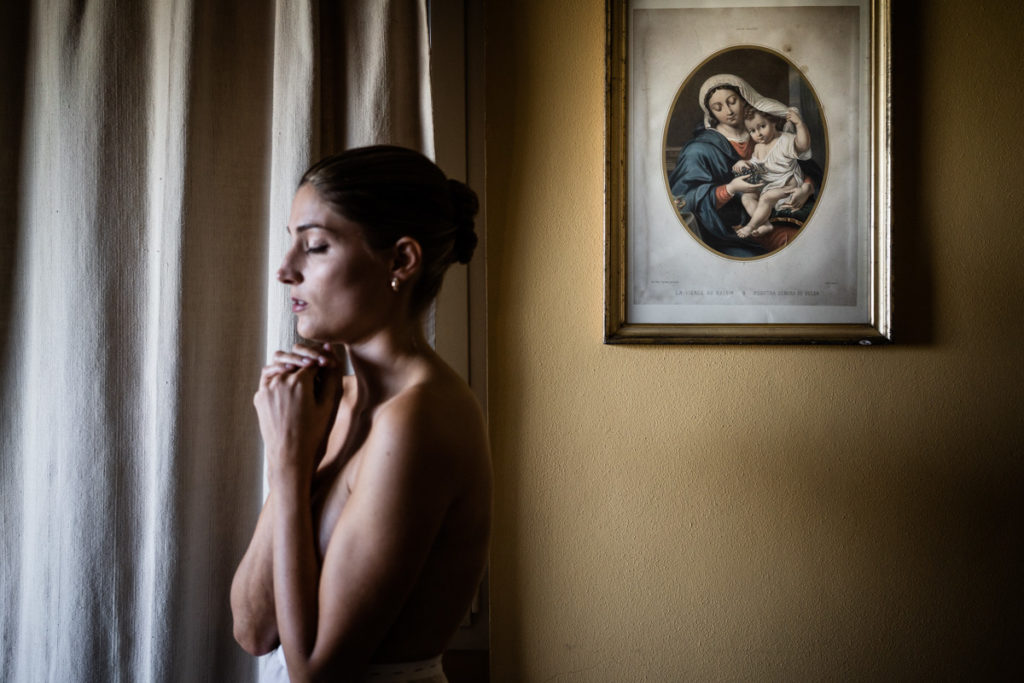 sposa preghiera matrimonio fotografo top italia piemonte gavi Meirana sposa emozioni ricordi lusso reportage autoriale fotografia 