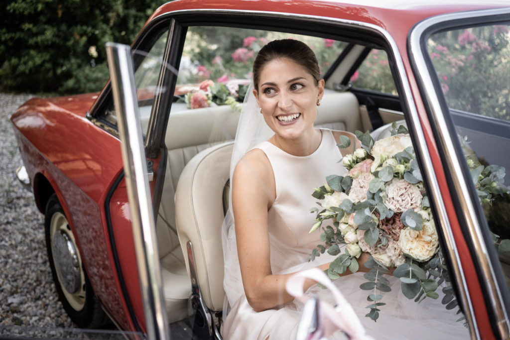 sposa matrimonio fotografo miglior Italia Piemonte Gavi top italia piemonte gavi Meirana sposa emozioni ricordi lusso Piccini fiori bouquet eleganza macchina vintage rossa fotografia autoriale