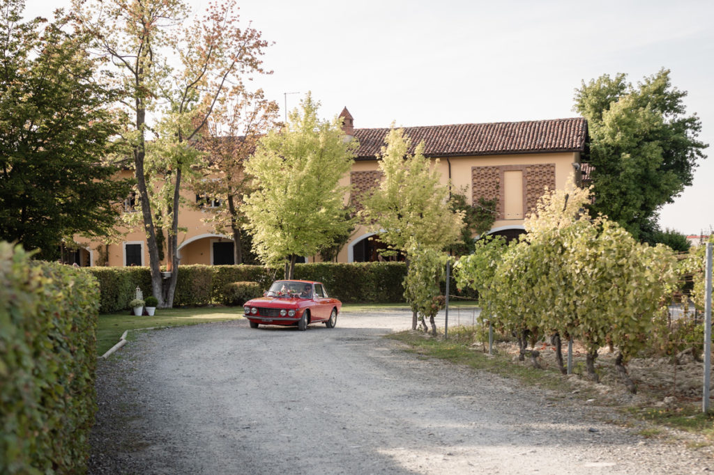 Villa Meirana Gavi migliore fotografo italia matrimonio Piemonte Gavi campagna vino Broglia macchina vintage rossa 