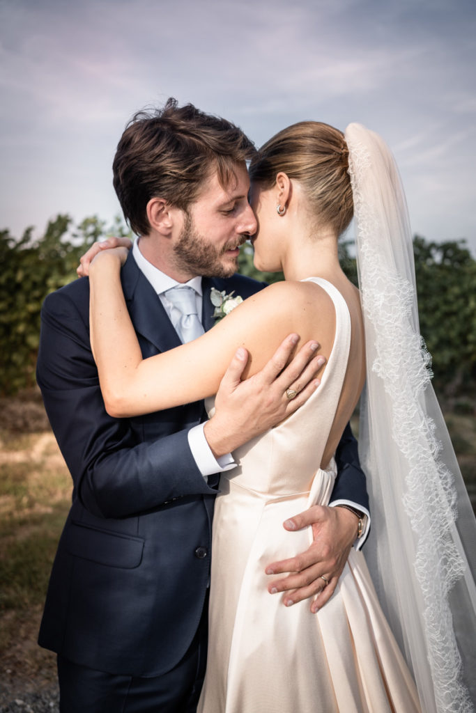 migliore fotografo matrimonio Italia Piemonte Gavi Villa Meirana Broglia vini cerimonia reportage lusso eleganza campagna vestito sposa Piccini top sposo abbracci servizio fotografico sposi