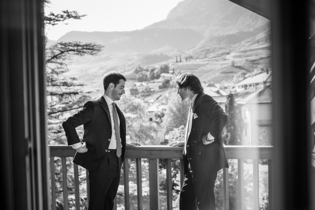 sposo matrimonio fotografo reportage Trento Italia campagna lusso hotel eleganza fotografia bianco nero migliore top