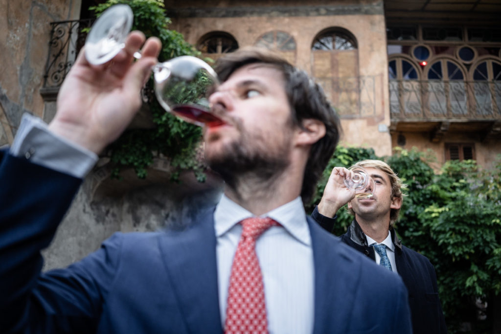 fotografo migliore matrimonio Trento Italia reportage vino Alois Lageder amici aperitivo villa dimora antica lusso eleganza 