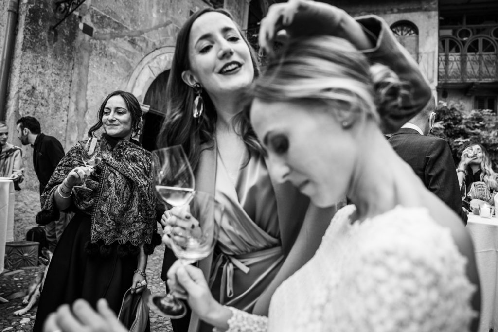 fotografo migliore matrimonio Trento Italia reportage vino Alois Lageder amici aperitivo villa dimora antica lusso eleganza sposa 