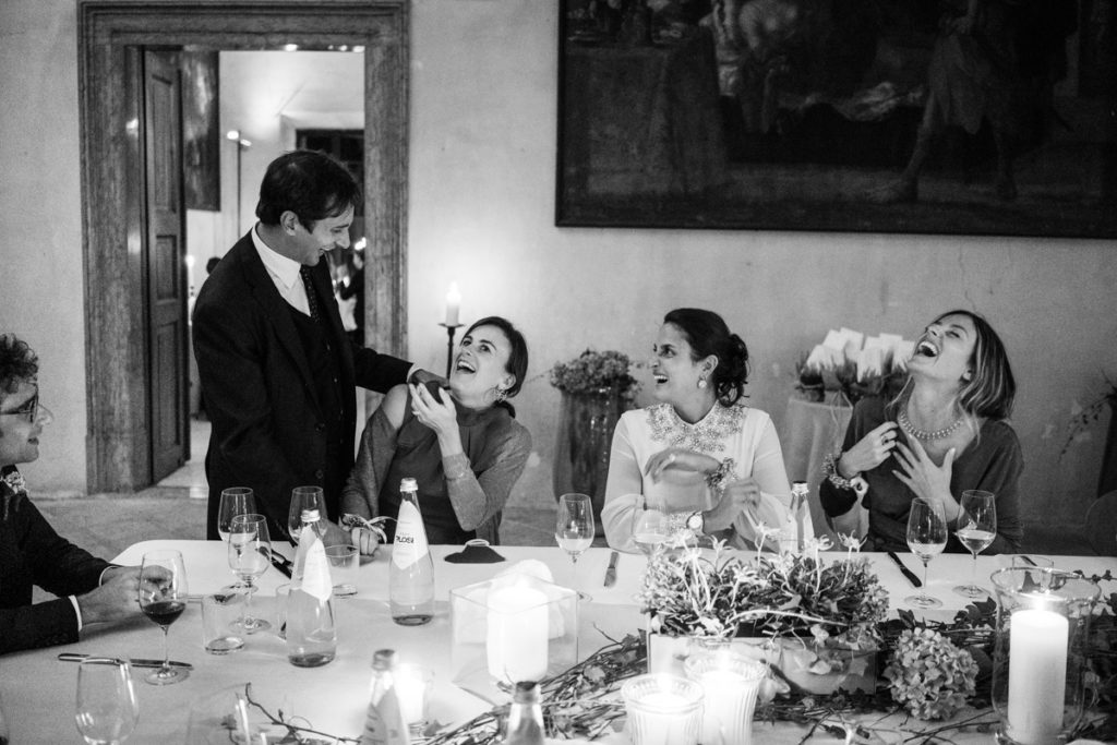 fotografo matrimonio reportage top servizio foltografico Trento Italia cena candele atmosfera villa dimora antica allestimento brindisi lusso eleganza amici 