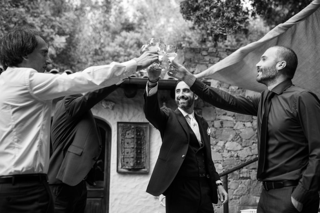 groom style wedding photographer reportage friends elegance Finale Ligure La Ginestra weddings location events lifestyle shoes man cheers prosecco champagne italian riviera 