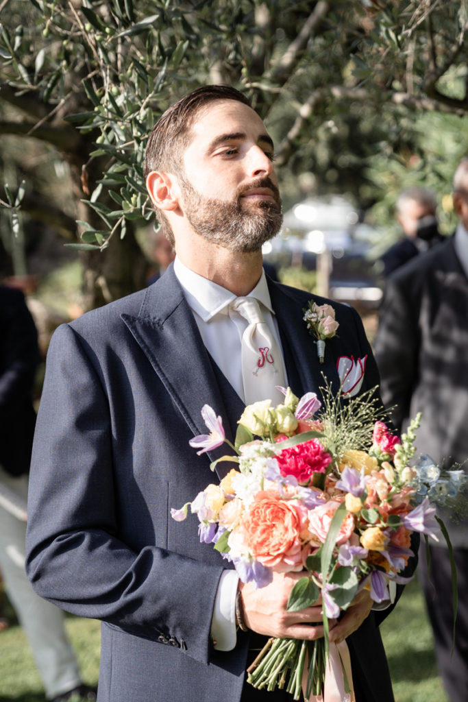 groom bouquet Sara Cattaneo Lab Finale Ligure La Ginestra elegant wedding photographer reportage emotional moment cerimony 