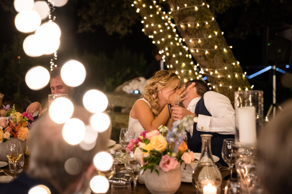 Fotografo matrimonio la Ginestra, abito  sposa  location ulivi truccatrice lusso Valentina Guria atelier eme Genova sposa fotografia  vestito mare liguria pizzo felicità reportage emozioni   sposi campagna Liguria aperitivo festa sposo amici cena festa amici brindisi luci atmosfera allestimenti sposi bacio fiori tavoli imperiali legno 