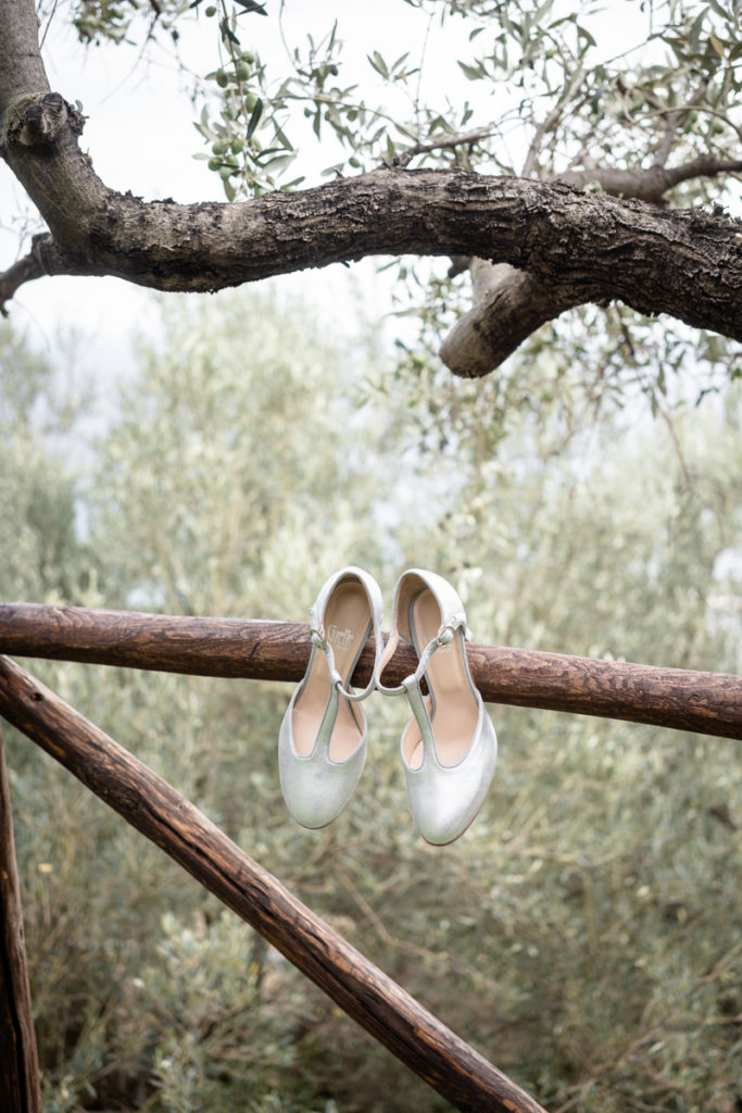 Fotografo matrimonio la Ginestra, abito  sposa  location ulivi truccatrice lusso Valentina Guria atelier eme genova sposa fotografia dettagl scarpe 