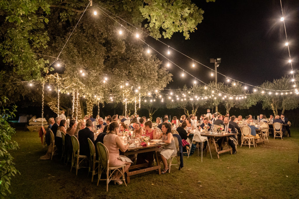 Fotografo matrimonio la Ginestra, abito  sposa  location ulivi truccatrice lusso Valentina Guria atelier eme Genova sposa fotografia  vestito mare liguria pizzo felicità reportage emozioni   sposi campagna Liguria aperitivo festa sposo amici cena festa amici brindisi luci atmosfera allestimenti lucine atmosfera tavoli imperiali eleganza 