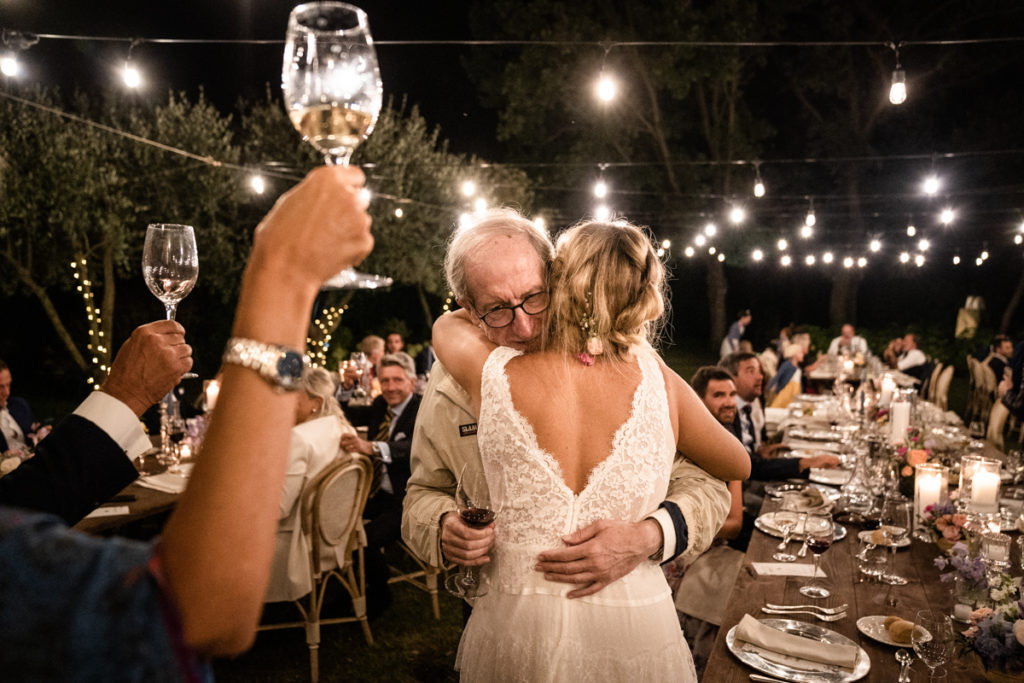 Fotografo matrimonio la Ginestra, abito  sposa  location ulivi truccatrice lusso Valentina Guria atelier eme Genova sposa fotografia  vestito mare liguria pizzo felicità reportage emozioni   sposi campagna Liguria aperitivo festa sposo amici cena festa amici brindisi luci atmosfera allestimenti lucine bicchieri papà commozione momenti 