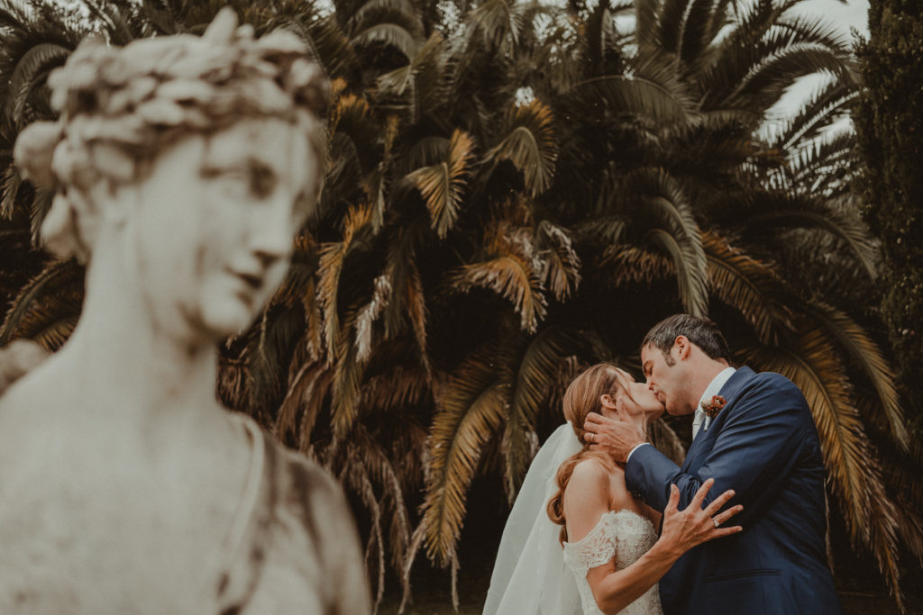 villa, marigola, fotografo, matrimonio, italia, cinqueterre, elegante, reportage, amore, bacio, statua, ispirazione, sposi